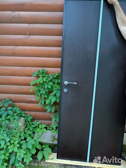 Дверь входная уличная металлическая б/у