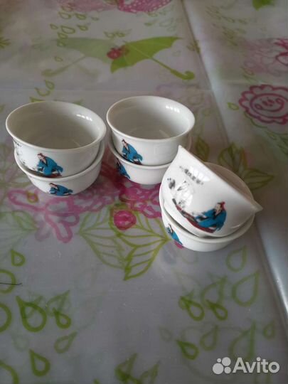 Чашки с блюдцами