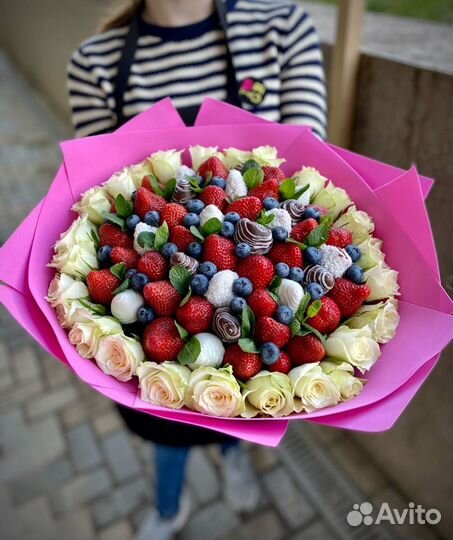 Букет из роз и клубники