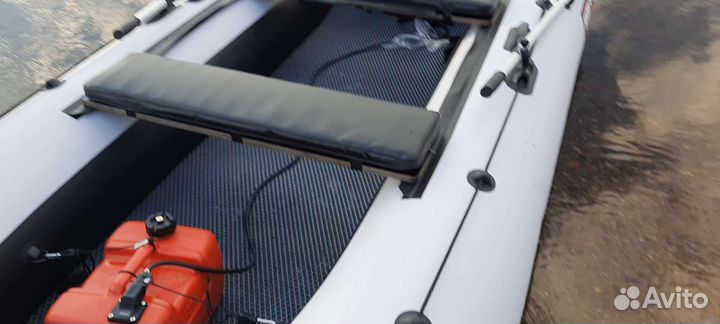 Лодка с мотором