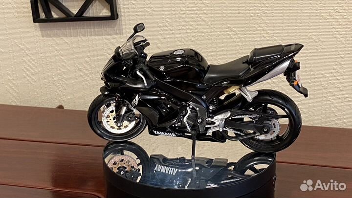 Модель мотоцикла Ямаха R1 1:12