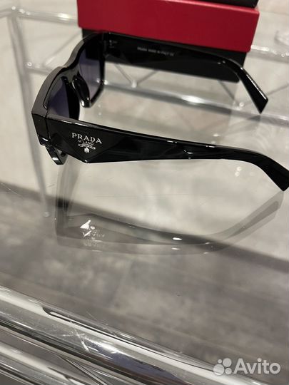 Солнцезащитные очки prada