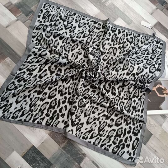 Шелковый платок Valentino