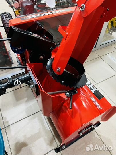 Снегоуборочная машина с мотоблоком Honda