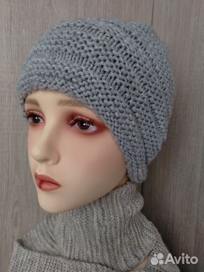 Теплая шапочка ручной работы с рельефным узором