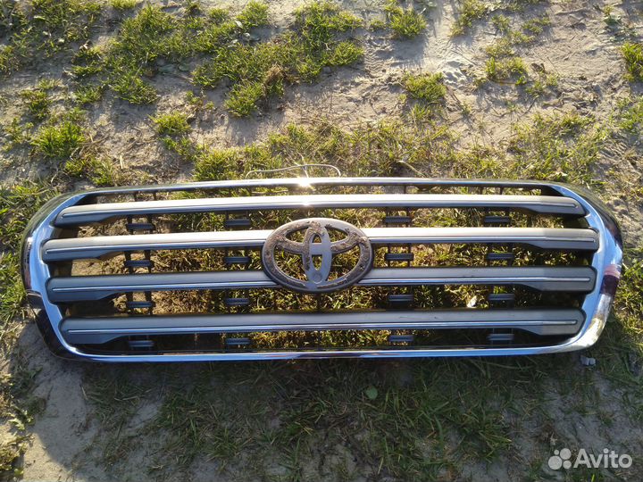 Решетка радиатора toyota Land cruiser 200