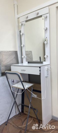 Гримерное зеркало со столом
