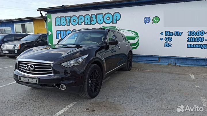 Эмблема Infiniti FX35 s51 628901CA0A На решетку ра