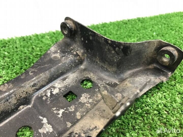 Кронштейн крыла правый Audi A3 8P ccza 2009