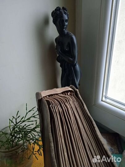 Патефонные пластинки в альбоме