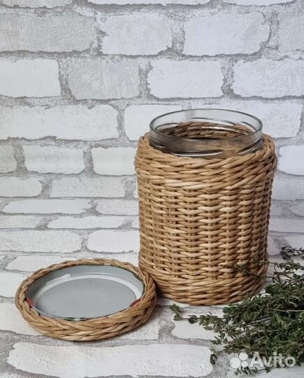 Оплетенная банка для хранения сухих трав