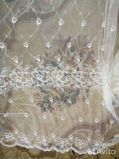 Красивый белый тюль в мелкую сетку с цветами