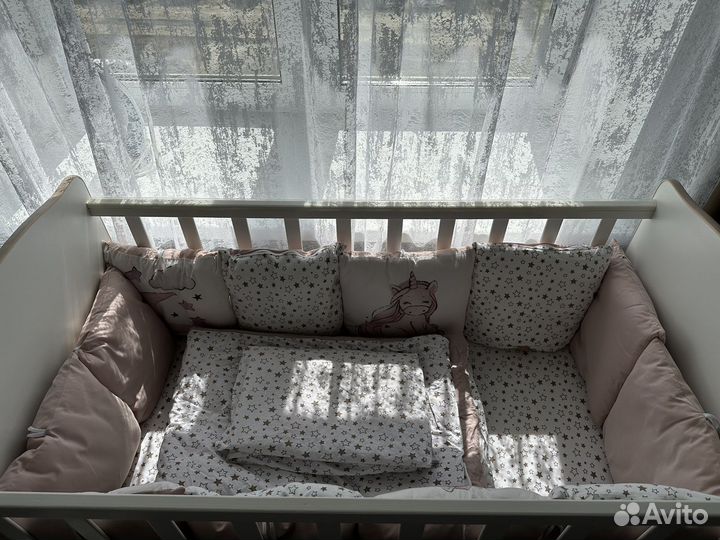 Детская кроватка с маятником