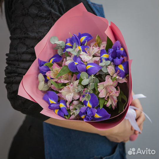 Букет цветов с альстромерией и ирисами