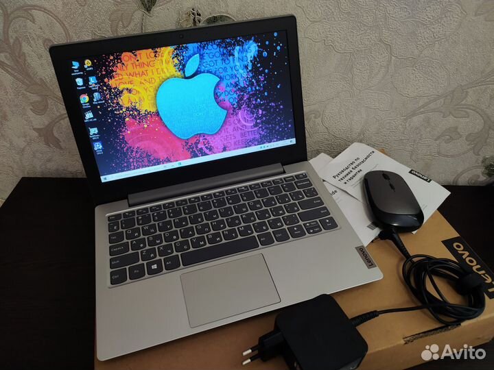 Компактный ноутбук с коробкой, документами