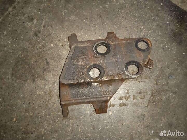 Кронштейн генератора Mercedes w123 мерседес 123