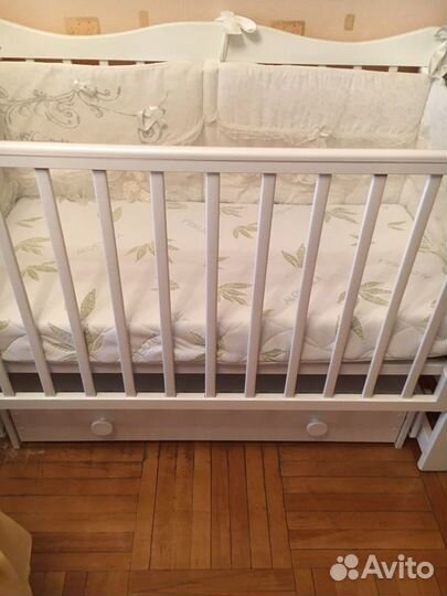 Детская кровать с маятником