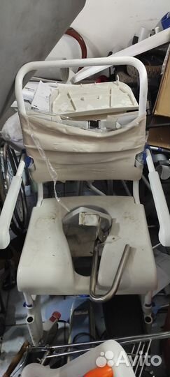 Санитарный стул на колесах
