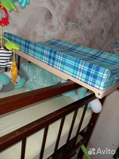 Пеленальная доска на кроватку