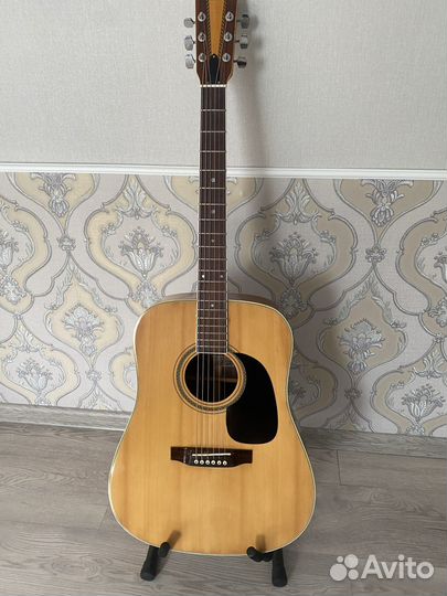Винтажная акустическая гитара
