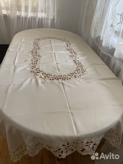 Скатерть кремовая,очень красивая, новая