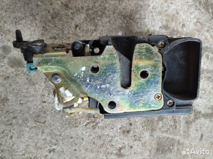 Замок двери задний правый Chevrolet Aveo T-200