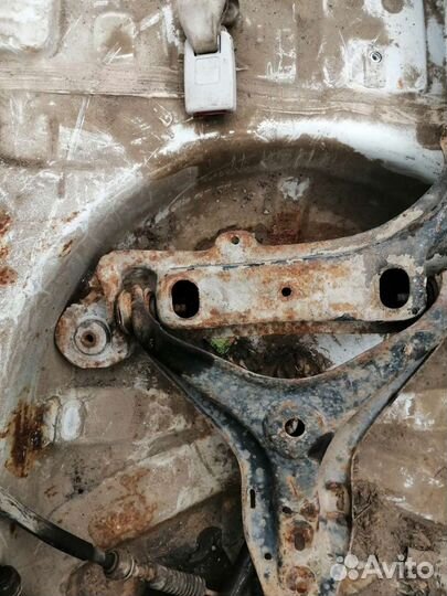 Подрамник двигателя на audi 80