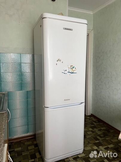 Холодильник бу Ariston