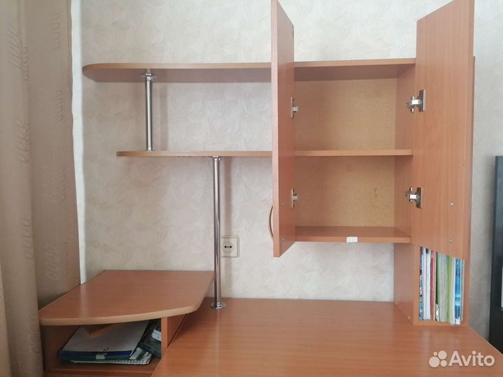 Компьютерный стол с полками и тумбой