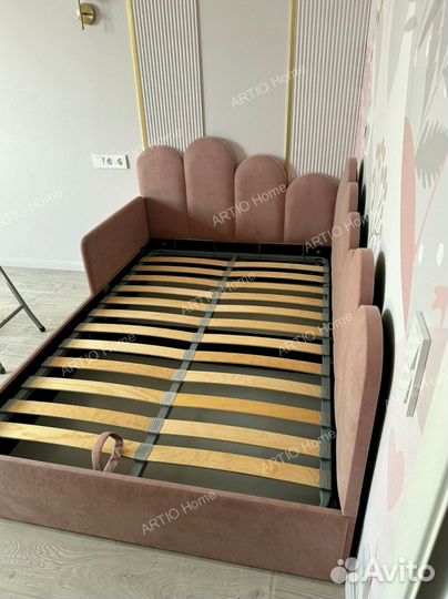 Детская кровать со спинкой