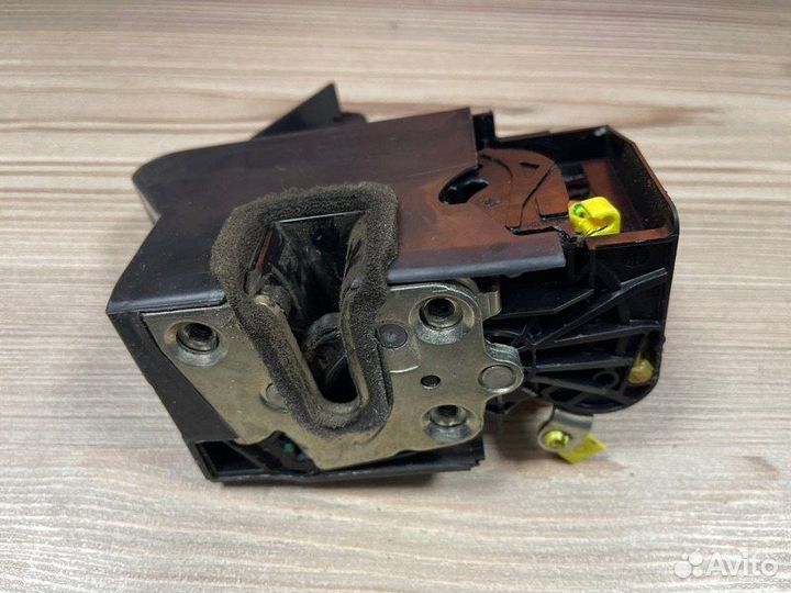 Замок двери передний левый Renault Logan