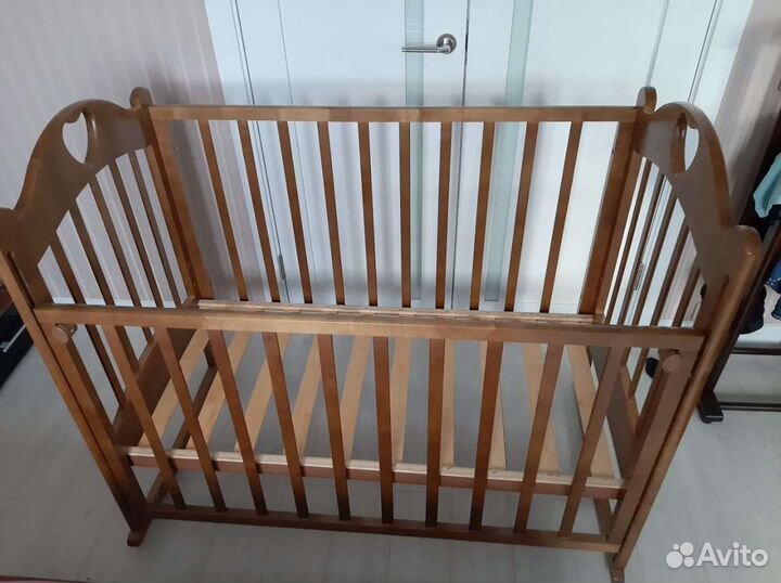 Детская кроватка с маятником