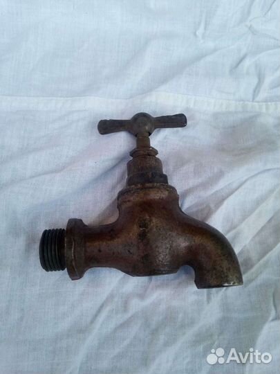 Старинный бронзовый кран и цинковый