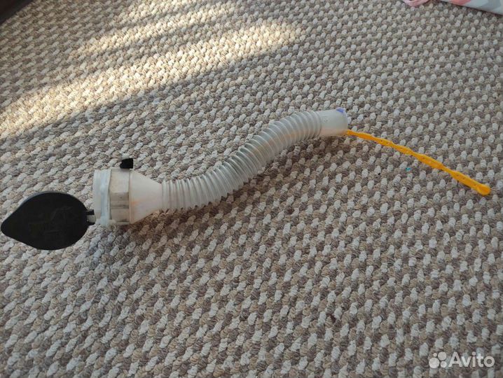 Заливная горловина бачка омывателя Toyota Rav4 30