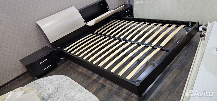 Продается кровать с двумя тумбочками