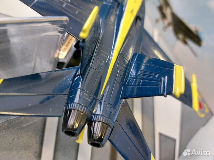 Коллекционная модель самолета F-18 1:72