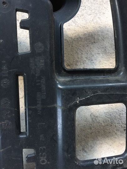 Кронштейн с трещиной зад бампера правый BMW E90