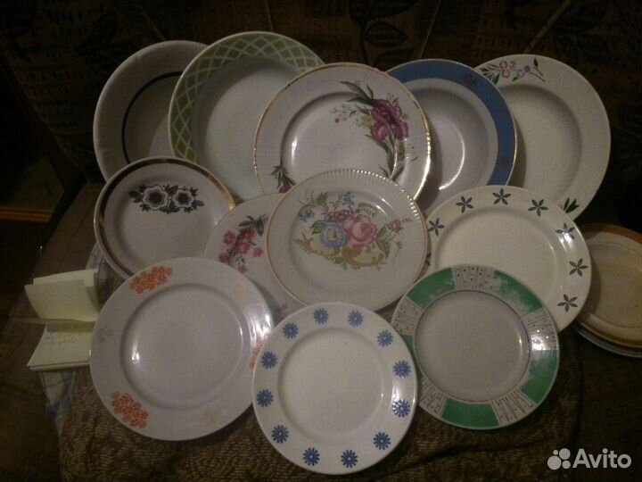 Набор посуды с огромным блюдом и разные тарелки