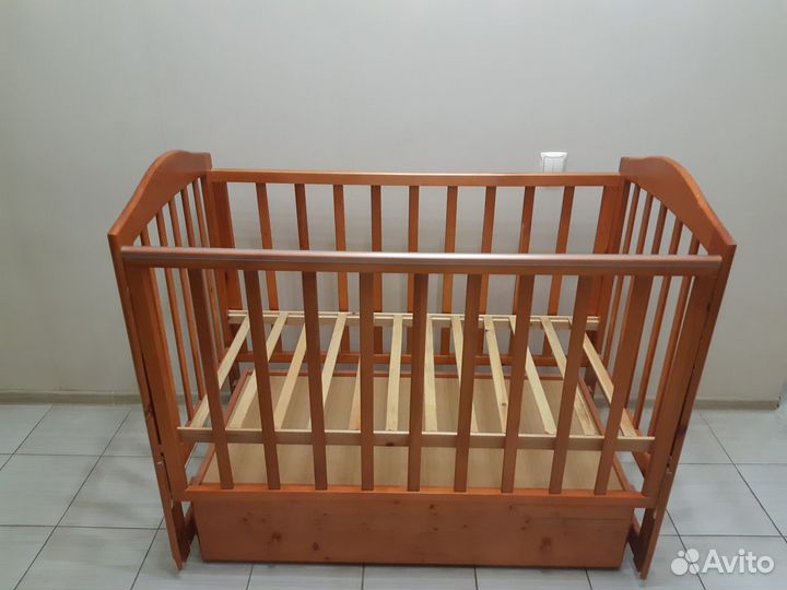 Кроватка детская с маятником и нижним ящиком