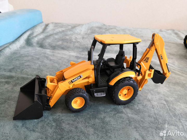 Игрушка трактор большой