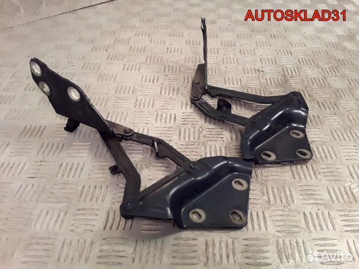 Петля капота Volkswagen Touareg 7L6823301A