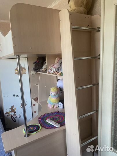 Детская кровать чердак со столом и шкафом