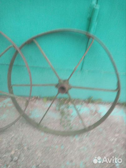 Старинные колеса от телеги, железные