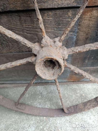 Колесо от старинной телеги