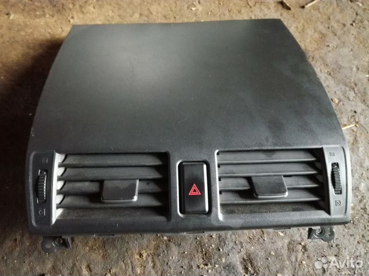 Дефлектор воздуховода /накладка торпедо Mazda 3 BK