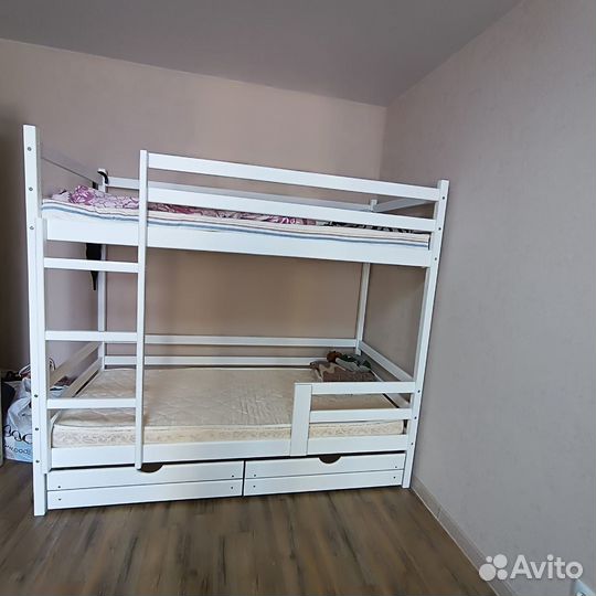 Кровать детская, массив сосны, высокий борт