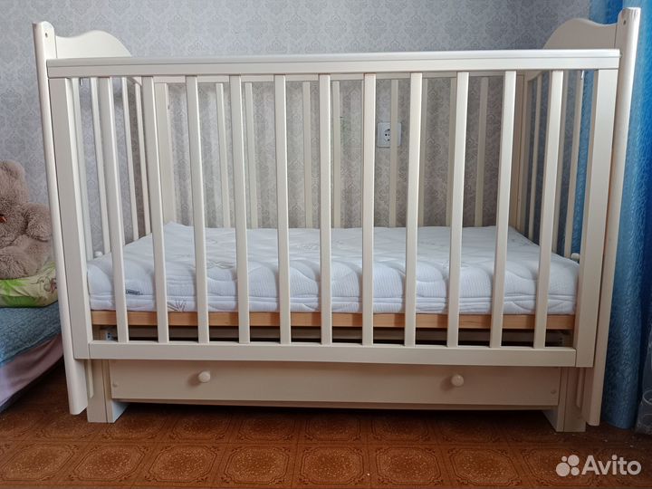 Детская кроватка С маятником +матрас