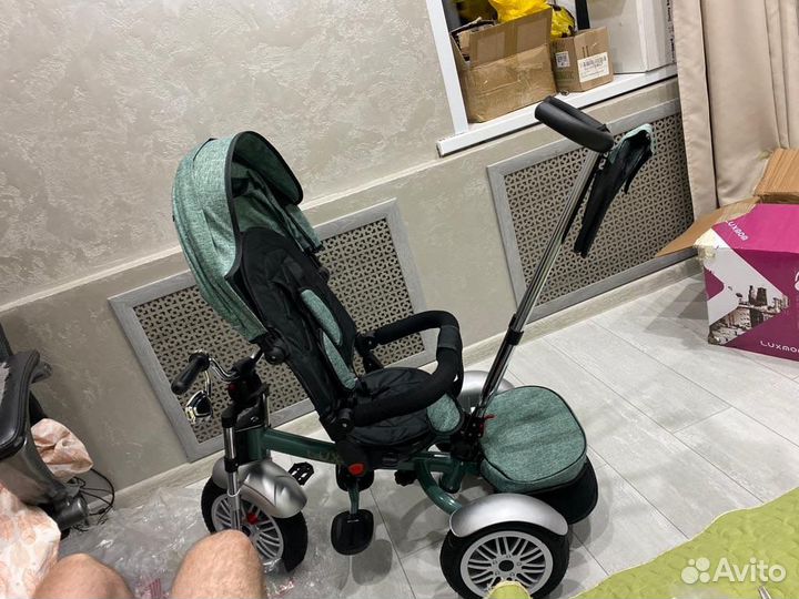 Детский трехколесный велосипед с ручкой