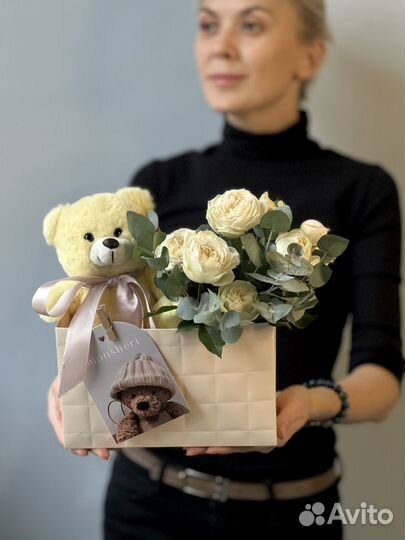 Плюшевый мишка и кустовые розы