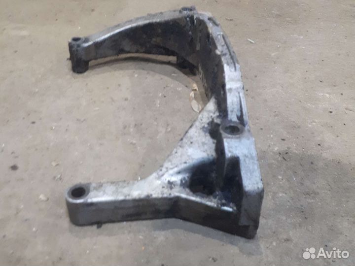 Задний кронштейн двигателя ауди 80 б4